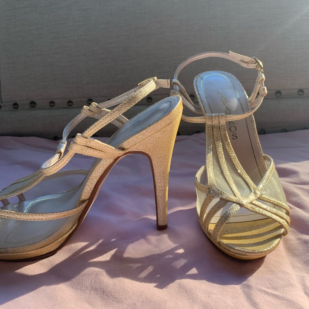 Slingback heels in gold